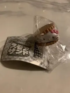 サンリオキャラクターズ ふにゅっとスモアサンド ハローキティ ガチャガチャ