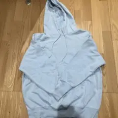 無地の水色パーカー