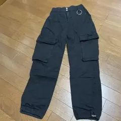 黒いカーゴパンツ リング付き