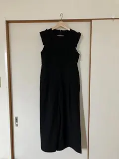 サロペット　そでフリル付き黒オールインワン　新品未使用