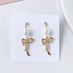 ホワイトビーズ×ゴールドリボンピアス／イヤリング｜大人可愛い・上品・普段使い