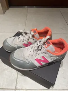 New Balance 996 スニーカー グレー/ピンク/オレンジ