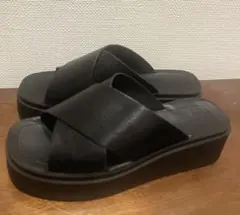 ブラック厚底クロスストラップサンダル