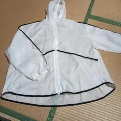 ホワイト フード付きジャケット　ウインドブレーカー