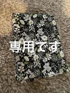 黒地に花柄の綿プリント生地