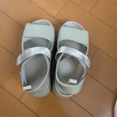 ストラップ付き厚底サンダル