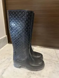 【梅雨前】レインブーツLouis Vuitton ブラック ラバーブーツ 長靴のサムネイル