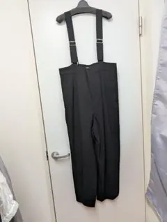 黒いサロペット・オーバーオール