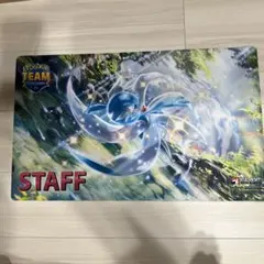 海外大会サーナイト（staff）プレイマット　色違い 海外限定】ポケモン かがやくサーナイト プレイマット｜Yahoo!フリマ
