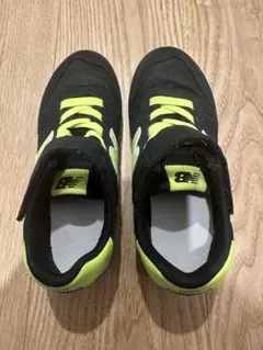 美品　New Balance キッズスニーカー 黒/黄緑