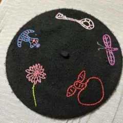 刺繍デザインの黒いウールベレー帽 SS