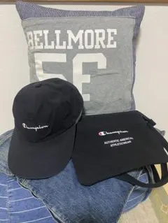 Champion キャップと肩掛けバッグ