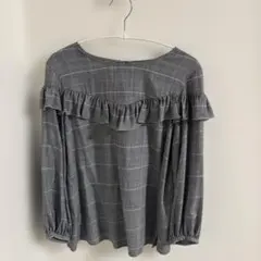 長袖フリル付きチェックシャツ