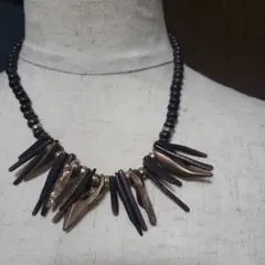 黒と金色のビーズネックレス