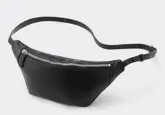 GU レザータッチボディバッグ ブラック