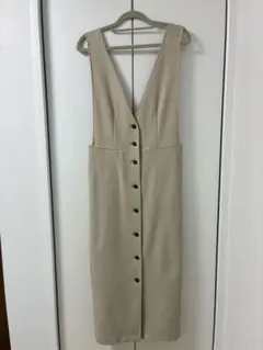 ベージュ Vネック スリーブレス ワンピース