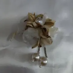 ゴールドとホワイトの花ブローチ　コサージュ