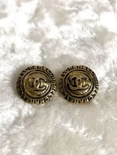 CHANEL パール装飾 ロゴピアス 片耳用 - メルカリ