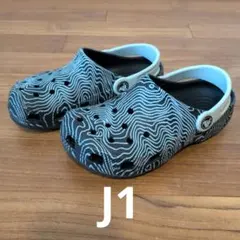 クロックス クラシック トポグラフィック クロッグ キッズ J1