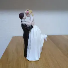 新郎新婦のウェディングケーキトッパー