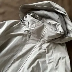 UNIQLO ユニクロ マウンテンパーカ Ｍ サイズ　ライトグレー　防風 撥水のサムネイル