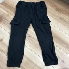 黒いカーゴパンツ 110
