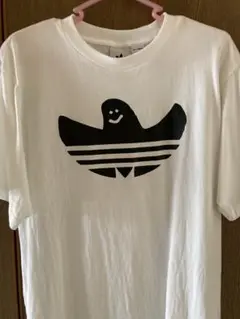 アディダス シュムーフォイル ロゴ Tシャツ