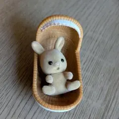 レトロ　シルバニアファミリー ウサギの赤ちゃんとバスケットベッド