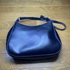 黒の合成皮革ショルダーバッグ