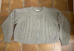 ベージュ ケーブルニット クロップドセーター