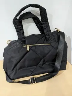 黒いナイロン製トートバッグ