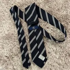 ネイビーとホワイトのストライプネクタイ
