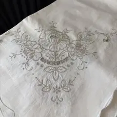 クロッシェレースとホワイトワーク刺繍 英国ヴィンテージ 繊細