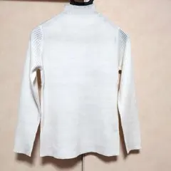 オフホワイトリブ編みハイネックニット