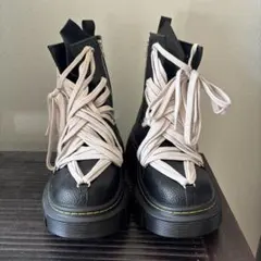 黒の厚底ブーツ ジッパー付き