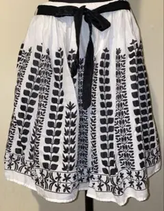 シネマクラブMサイズ　モノトーン ボタニカル柄 フレアスカート リボンベルト付きのサムネイル
