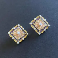 ピアス　ピンクパープル　スクエア　パールビジュー　エナメル装飾　簡易ラッピング付
