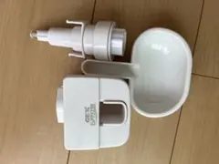 PET 병을 고양이 음료수 기계에 꽂습니다.