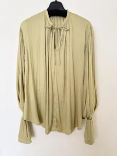 リボン付きVネックライトグリーンブラウス