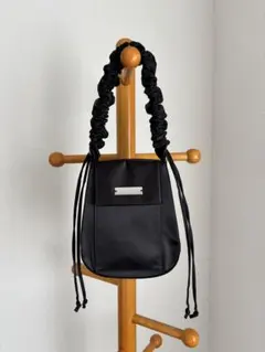 【un/neu】ギャザーハンドルサテンフラップバッグ / ショルダーバッグ