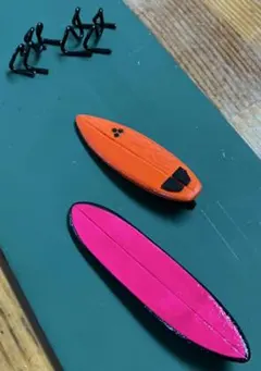 ミニチュアサーフボード2枚（ミッドレングス、ショートボード）とスタンド セット