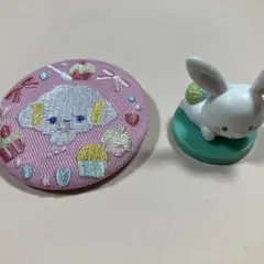 サンリオ こみぎゅん　刺繍缶バッチ　ウイッシュミール　チョコエッグのおまけ