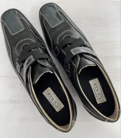 黒いレザー ストラップシューズ