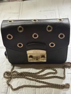 FURLA ブラック ショルダーバッグ アイレット装飾