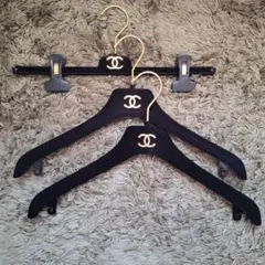 CHANEL ロゴ入り黒ハンガー 3本セットのサムネイル