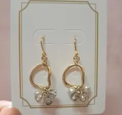 変形ゴールドフープとビーズの揺れるピアス