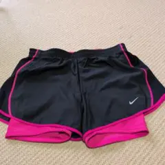 Nike 黒/ピンク ショートパンツ　レディース