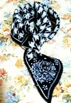 ‼️セール‼️冬用スクエアマフラー長めレトロな千鳥格子デザインに薔薇手描き✨