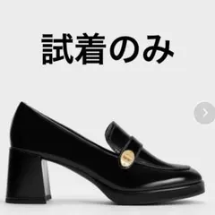 CHARLES & KEITH メタリックアクセント　ローファーパンプスのサムネイル