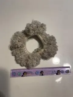 ファー風ベージュシュシュ